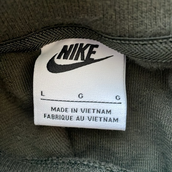 Nike Everyday Mod Boxy Top. Olive Green. Size Large. - Picture 9 of 13